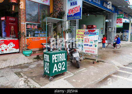 Phong Nha, Vietnam - 8 mars 2017 : petite station essence manuelle sur un trottoir est le moyen le plus populaire pour acheter de l'essence sur les zones rurales. Banque D'Images