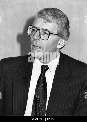 Rt. L'honorable John Major, Premier ministre britannique et chef du parti conservateur, parle à une partie conférence de presse à Londres, Angleterre le 20 mars 1992. Banque D'Images