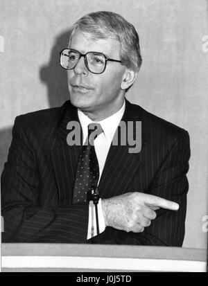 Rt. L'honorable John Major, Premier ministre britannique et chef du parti conservateur, parle à une partie conférence de presse à Londres, Angleterre le 20 mars 1992. Banque D'Images