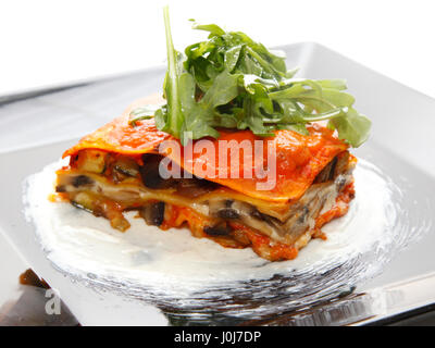 Close-up d'une lasagne aux légumes traditionnels recouverts de feuilles de basilic Banque D'Images