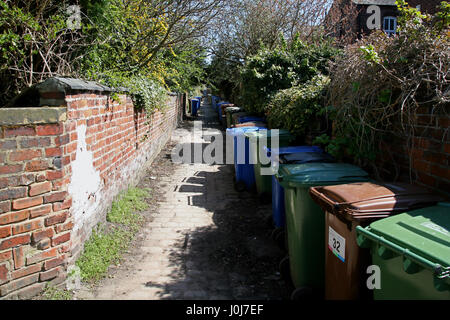 Des bacs de recyclage à roues dans ruelle attendant collection dans Heaton Mersey près de Stockport Banque D'Images
