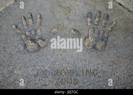 2008 Edinburgh Award Winner auteur JK Rowling handprints dans City Chambers quadrangle Banque D'Images