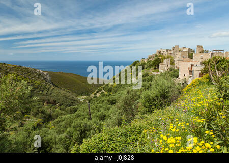 Après-midi de printemps dans le centre fortifié de Vathia, Laconie, Grèce. Banque D'Images