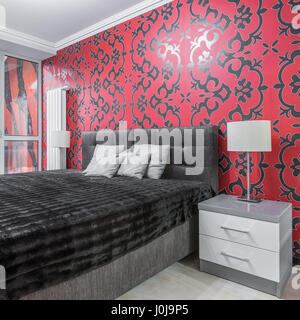 Fantaisie chambre avec lit double, table de chevet, fenêtre, noir et rouge fond d'ornement Banque D'Images