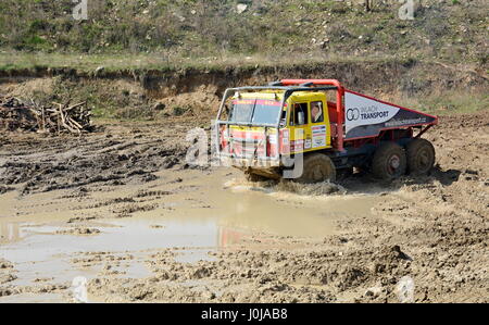 MILOVICE, RÉPUBLIQUE TCHÈQUE - 09 avril, 2017 camion non identifié : difficile en terrain boueux pendant truck trial National Championship show de Czech Republ Banque D'Images