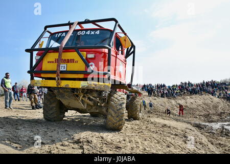 MILOVICE, RÉPUBLIQUE TCHÈQUE - 09 avril, 2017 camion non identifié : difficile en terrain boueux pendant truck trial National Championship show de Czech Republ Banque D'Images