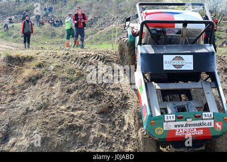 MILOVICE, RÉPUBLIQUE TCHÈQUE - 09 avril, 2017 camion non identifié : difficile en terrain boueux pendant truck trial National Championship show de Czech Republ Banque D'Images