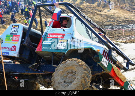 MILOVICE, RÉPUBLIQUE TCHÈQUE - 09 avril, 2017 camion non identifié : difficile en terrain boueux pendant truck trial National Championship show de Czech Republ Banque D'Images