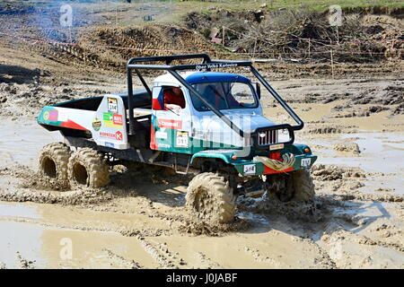 MILOVICE, RÉPUBLIQUE TCHÈQUE - 09 avril, 2017 camion non identifié : difficile en terrain boueux pendant truck trial National Championship show de Czech Republ Banque D'Images