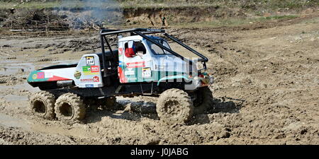 MILOVICE, RÉPUBLIQUE TCHÈQUE - 09 avril, 2017 camion non identifié : difficile en terrain boueux pendant truck trial National Championship show de Czech Republ Banque D'Images