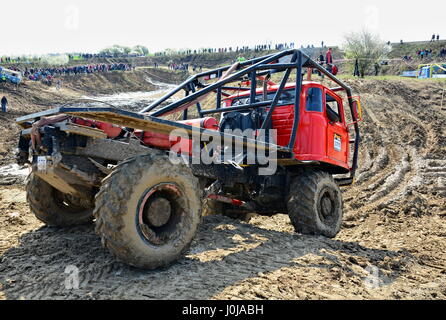 MILOVICE, RÉPUBLIQUE TCHÈQUE - 09 avril, 2017 camion non identifié : difficile en terrain boueux pendant truck trial National Championship show de Czech Republ Banque D'Images