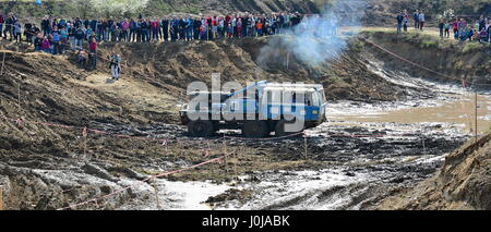 MILOVICE, RÉPUBLIQUE TCHÈQUE - 09 avril, 2017 camion non identifié : difficile en terrain boueux pendant truck trial National Championship show de Czech Republ Banque D'Images