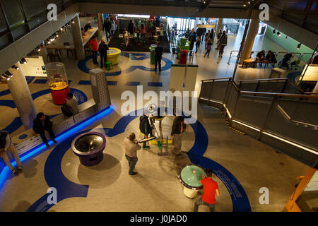 AMSTERDAM, Pays-Bas - 2 juillet 2016 Général : vue de l'intérieur de Nemo Science Museum. Nemo est un populaire Musée des sciences et de la technologie interactive dans un Banque D'Images