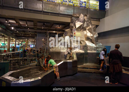 AMSTERDAM, Pays-Bas - 2 juillet 2016 Général : vue de l'intérieur de Nemo Science Museum. Nemo est un populaire Musée des sciences et de la technologie interactive dans un Banque D'Images
