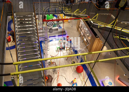 AMSTERDAM, Pays-Bas - 2 juillet 2016 Général : vue de l'intérieur de Nemo Science Museum. Nemo est un populaire Musée des sciences et de la technologie interactive dans un Banque D'Images