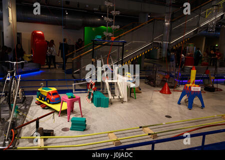 AMSTERDAM, Pays-Bas - 2 juillet 2016 Général : vue de l'intérieur de Nemo Science Museum. Nemo est un populaire Musée des sciences et de la technologie interactive dans un Banque D'Images