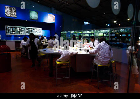 AMSTERDAM, Pays-Bas - 2 juillet 2016 : LAb view de Nemo Science Museum pour les enfants. Nemo est un populaire Musée des sciences et de la technologie interactive dans un Banque D'Images