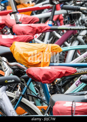 Vélos étudiant parqué dans Cambridge, Royaume-Uni. Les sièges sont protégés de la pluie par des couvercles amovibles. Banque D'Images