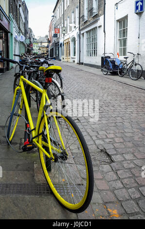 Vélos étudiant parqué dans Green Street dans le centre de Cambridge, au Royaume-Uni. Banque D'Images