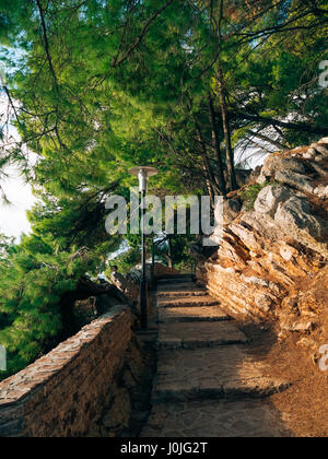 Escaliers en pierre au Monténégro, dans le parc, Milocer Sveti Stefan. Banque D'Images