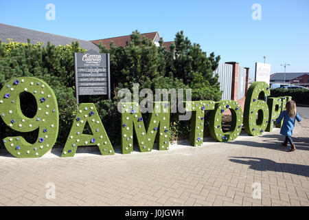 Entrée de Gretna Gateway Outlet Village at Gretna Green montrant les heures d'ouverture de 9h - 18h Banque D'Images