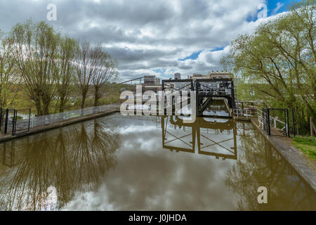 Vue de l'élévateur à bateau Anderton près du village d'Anderton à Northwich, Cheshire Banque D'Images