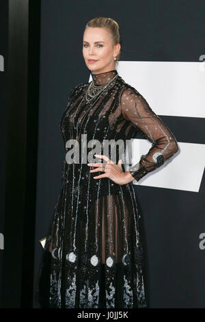 Charlize Theron assiste à la première mondiale de 'Le sort des furieux" au Radio City Music Hall le 8 avril 2017 à New York. Banque D'Images