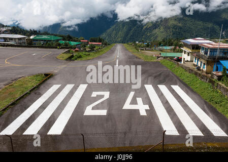 La piste en pente à Tenzing Hillary, l'aéroport de Lukla, au Népal. Photo © robertvansluis.com Banque D'Images