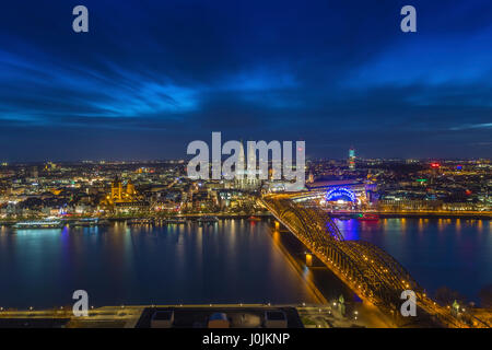 Cologne, Allemagne - Vue Aérienne Vue sur l'horizon de Cologne avec la magnifique cathédrale de Cologne, du Rhin et pont Hohenzollern par nuit Banque D'Images