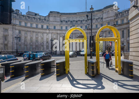 L'impressionnant obstacles anti-terreur situé en dehors de l'Admiralty Arch sur le Mall, près de Trafalgar Square, au centre de Londres, Angleterre. Banque D'Images