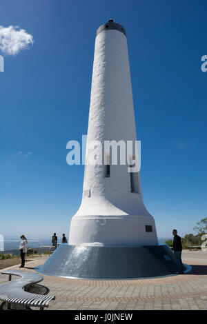 Mount Lofty, Australie du Sud, Australie - 17 déc 2016 : les touristes à la colonne de Flinders, un obélisque qui était et une fois qu'une station trig est situé à Mo Banque D'Images