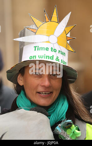 La lutte contre le charbon et la biomasse de protestation devant les militants du Plc Drax assemblée générale annuelle à l'hôtel Grand Hotel and Spa à New York. Banque D'Images