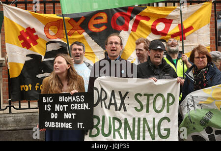 La lutte contre le charbon et la biomasse de protestation devant les militants du Plc Drax assemblée générale annuelle à l'hôtel Grand Hotel and Spa à New York. Banque D'Images