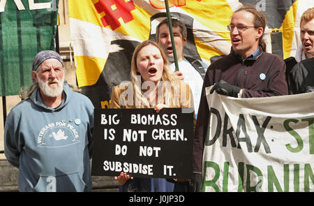 La lutte contre le charbon et la biomasse de protestation devant les militants du Plc Drax assemblée générale annuelle à l'hôtel Grand Hotel and Spa à New York. Banque D'Images