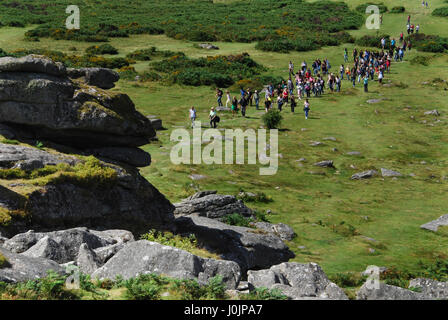 Autobus rempli de gens qui marchent vers Hound Tor Dartmoor National Park, Royaume-Uni Banque D'Images