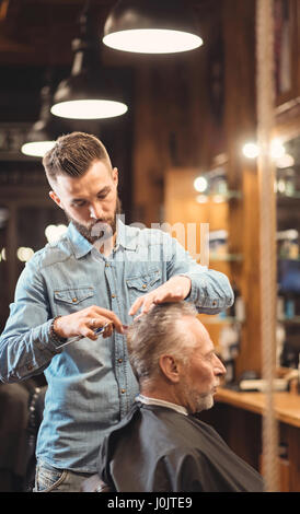 Les jeunes coiffure apprécie de travailler dans le salon de coiffure Banque D'Images