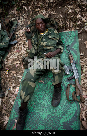 L'armée nationale de la RDC (FARDC) soldat fume une cigarette pendant les opérations contre le groupe rebelle soutenu par le Rwanda, M23 Banque D'Images