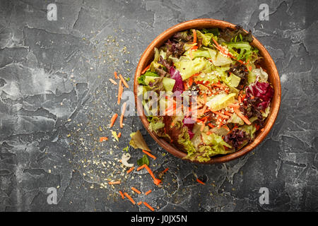 Mélange de salade verte fraîche. Gel, lollo rosso, radicchio, romano et iceberg avec les carottes. Vue d'en haut Banque D'Images