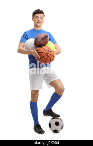 Portrait d'une jeune athlète avec différents types de ballons de sport isolé sur fond blanc Banque D'Images