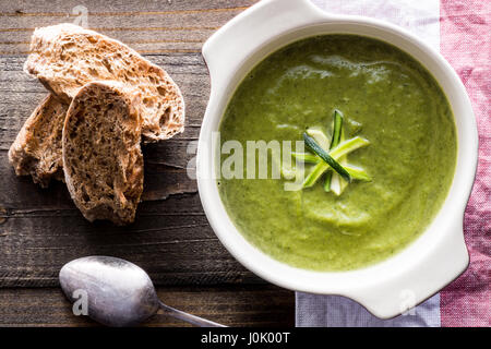 Les épinards et les courgettes Soupe de crème dans un bol. Purée de lentilles épinards faits maison. Banque D'Images