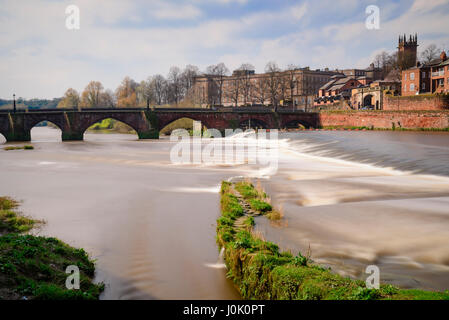 Le Grosvenor pont traversant la rivière Dee à Chester. Crédit photo : Brian Hickey/Alamy Banque D'Images