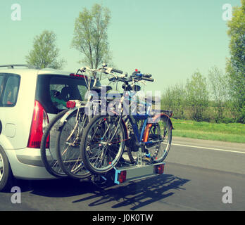 Des vélos sur le dos d'un Dutch voiture pour des vacances. Banque D'Images