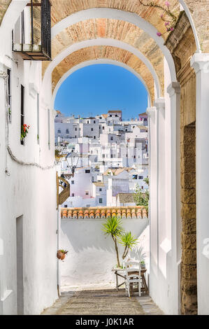 Rue pittoresque de village andalou, Vejer de la Frontera, Espagne. Vejer est l'un des plus beaux villages de l'Espagne. Banque D'Images