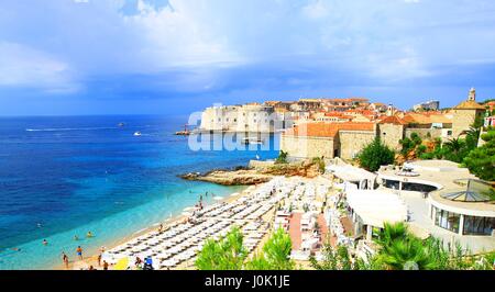 Les touristes appréciant sur plage de sable Banje, près de la vieille ville de Dubrovnik en Croatie Banque D'Images