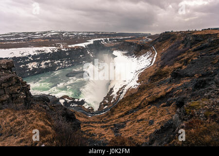 La célèbre cascade de Gullfoss, partie du cercle d'or et l'une des destinations touristiques les plus populaires en Islande Banque D'Images