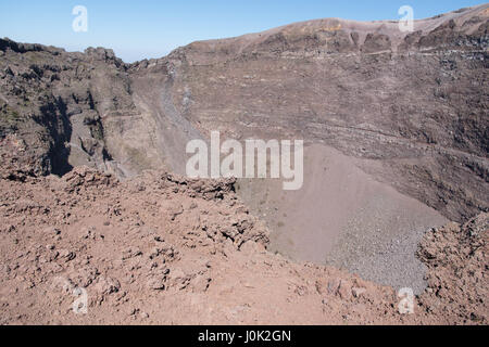 Cratère du Vésuve - vue depuis le sommet du volcan Banque D'Images