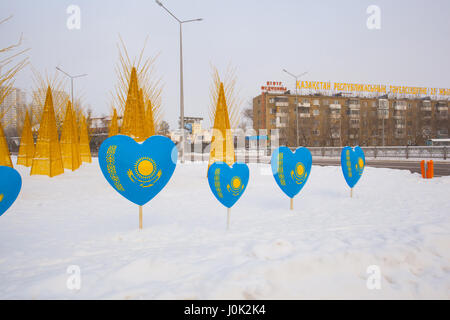 Drapeau du Kazakhstan dans la forme de coeur. Les modèles en plastique en forme de coeur avec l'image du drapeau du Kazakhstan. Banque D'Images