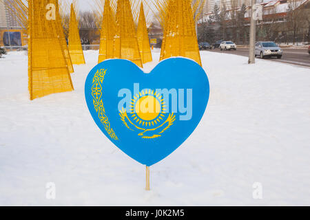 Drapeau du Kazakhstan dans la forme de coeur. Les modèles en plastique en forme de coeur avec l'image du drapeau du Kazakhstan. Banque D'Images