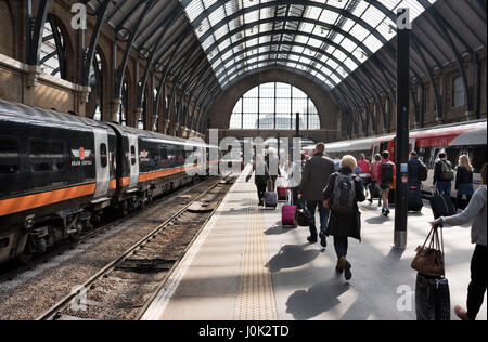 Les passagers arrivant à la gare de King's Cross, Londres, UK Banque D'Images