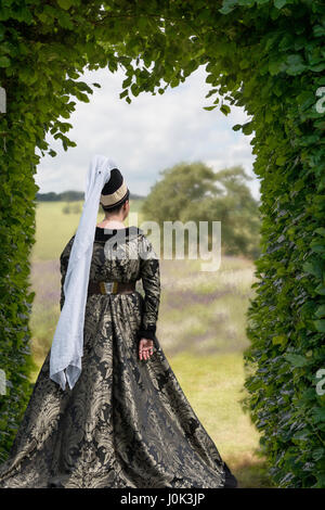 Dame en costume médiéval avec vue sur champs de lavande Banque D'Images
